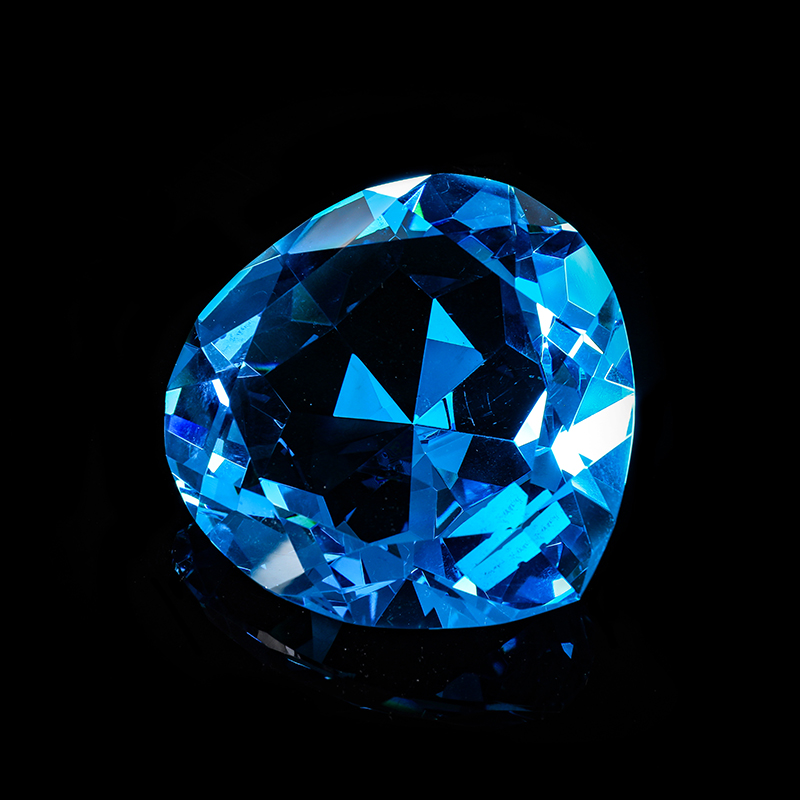 بحيرة الكريستال الأزرق على شكل قلب الماس