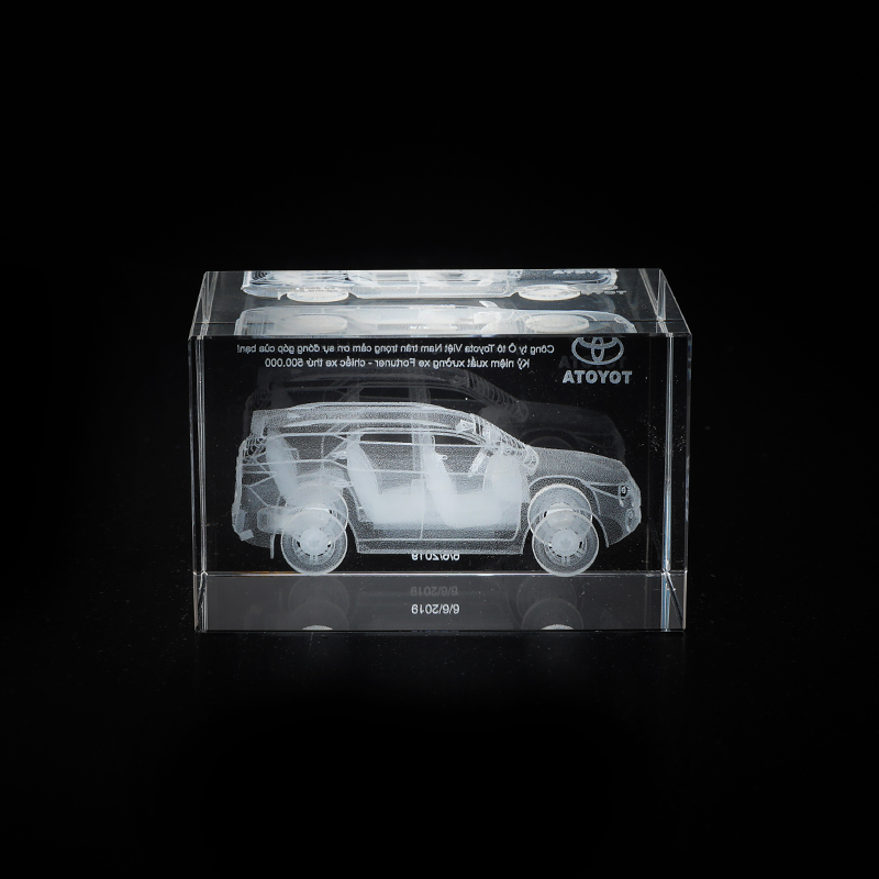 نموذج سيارة كريستالي ثلاثي الأبعاد مع مكعب منحوت بالداخل