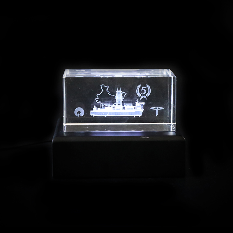 نموذج سفينة كريستال ثلاثي الأبعاد مع مكعب منحوت داخلي وقاعدة LED