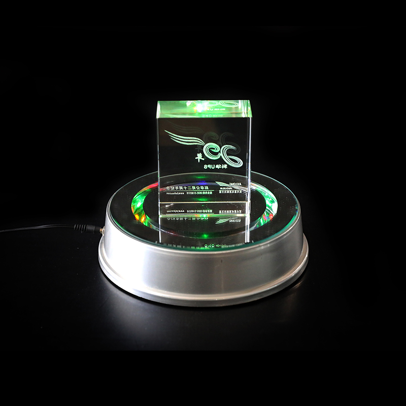 مكعب كريستال مع شركة لوجو ثلاثية الأبعاد المنحوتة بالداخل وقاعدة LED