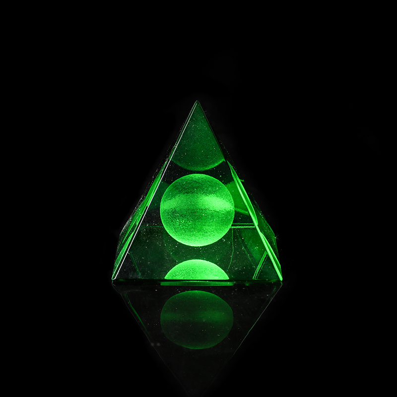 زخارف هرمية منحوتة داخلية ثلاثية الأبعاد من الكريستال الأخضر